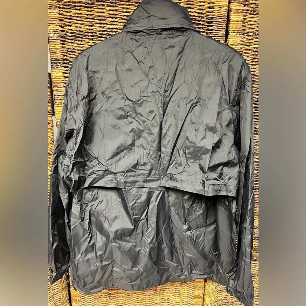 Busch Gardens- Mens Black/White Windbreaker w/‎ Full zipper new with tags, Large